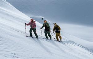 Ski Tour – aktywność, która podbija serca zimowych entuzjastów